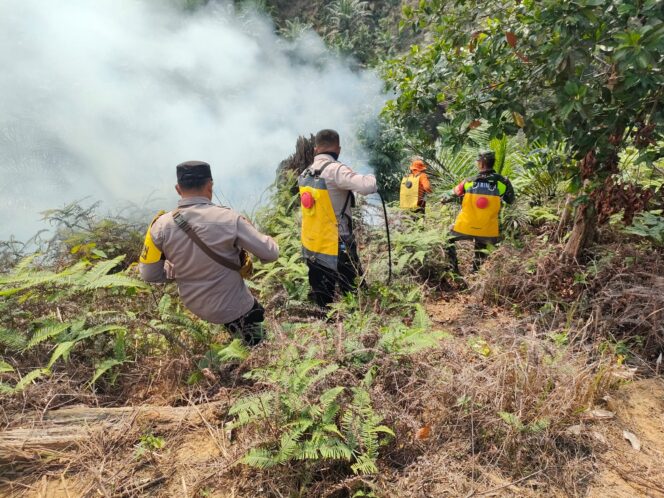 
					Polres Rohul Berjibaku Menjinakkan Lahan Terbakar di Rokan IV Koto, Begini Hasilnya