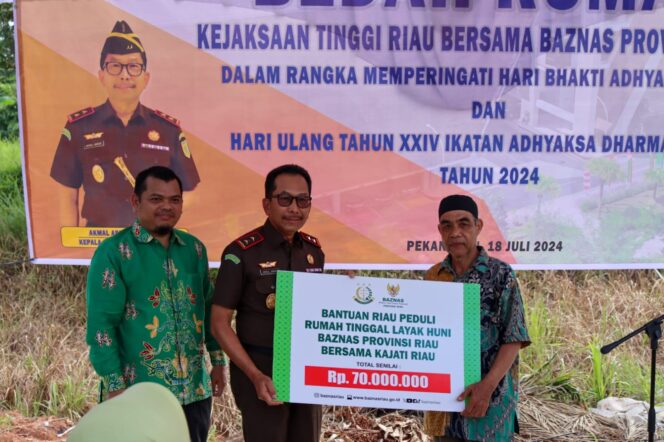 
					Jelang HBA Ke- 64 & HUT IAD Ke- XXIV Tahun 2024, Kejati Riau Gelar Aksi Sosial Bedah Rumah