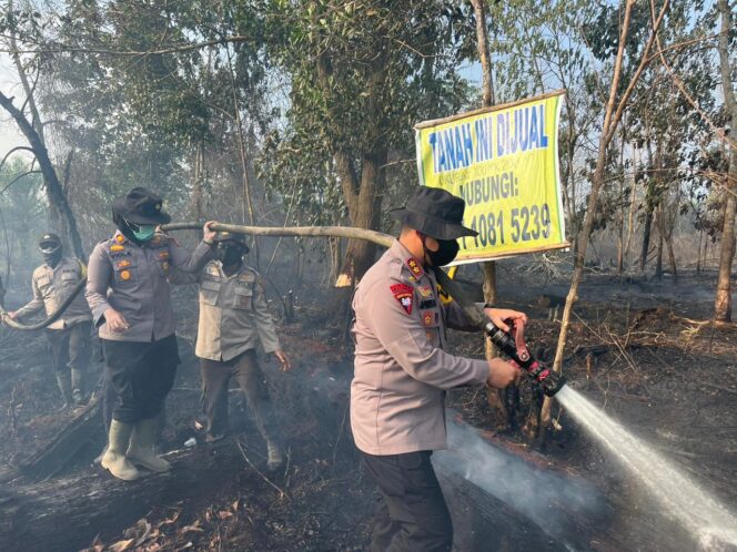 
					Kapolres Pelalawan Pimpin langsung Pemadaman dan Pendinginan Karhutla di Desa Kuala Terusan Kecamatan Pangkalan Kerinci.