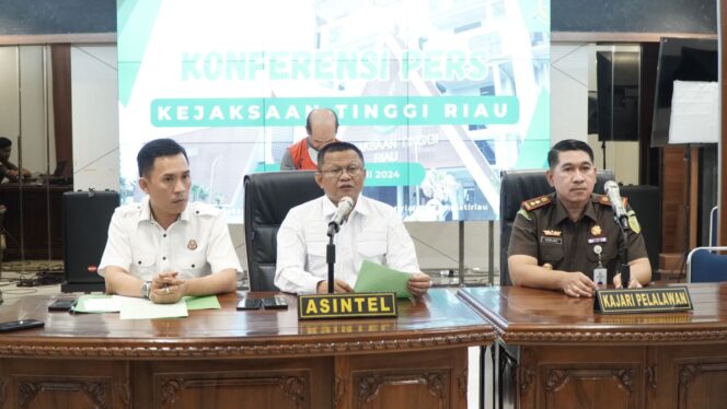 
					Tim TABUR Kejati Riau Bersama Tim Intelijen Kejari Pelalawan Berhasil Amankan 1 (satu) orang Buronan (DPO) Tindak Pidana Pencemaran dan atau Perusakan Lingkungan Hidup