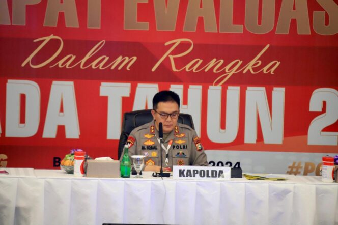 
					Kapolda Riau Memimpin Rapat Evaluasi Kesiapan Pilkada di Aula Widuri Club : Tekankan Kerjasama dan Netralitas