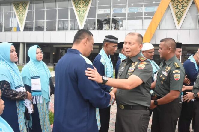 
					Danrem 031/WB Berangkatkan Umroh Prajurit Berprestasi