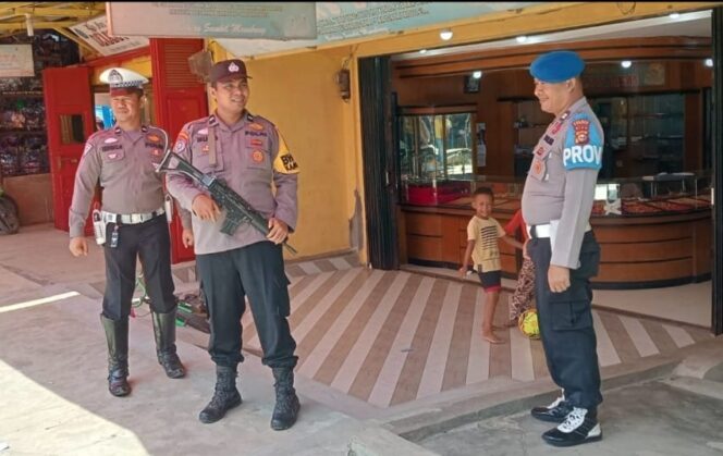 
					Ciptakan Rasa Aman, Personil Polsek Tapung Hulu Rutin Lakukan Patroli Pasar