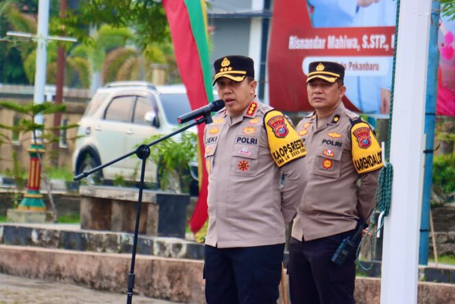 
					Ratusan Personil Polisi Kawal Pendaftaran Calon Walikota Pekanbaru di KPU