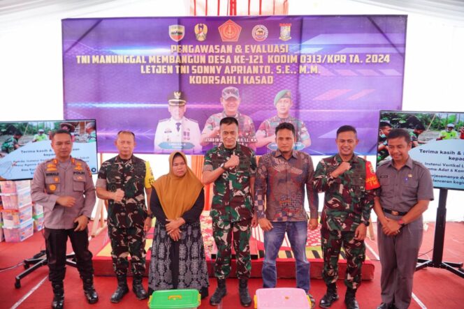 
					Dampingi Kedatangan Letjen TNI Sonny Aprianto beserta Tim Pengawasan dan Evaluasi TMMD Ke-121, Pj Sekda Kampar Mengucapkan Apresiasi, TMMD Ini Sangat Bermanfaat Bagi Masyarakat