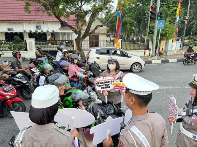 
					Tingkatkan Kesadaran Pengendara Di Masa  Pilkada Riau 2024 Tim Cooling System Sampaikan Himbauan Di TRAFFIC LIGHT