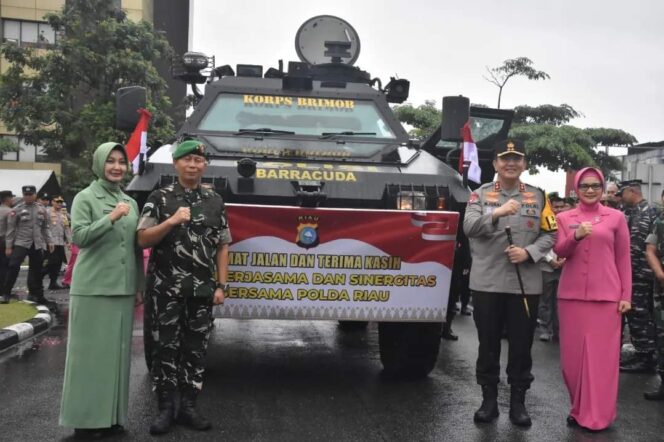 
					Danrem 031/Wira Bima yang baru dan yang lama di Sambut dan di Lepas oleh Kapolda Riau dengan Tradisi Pedang Pora