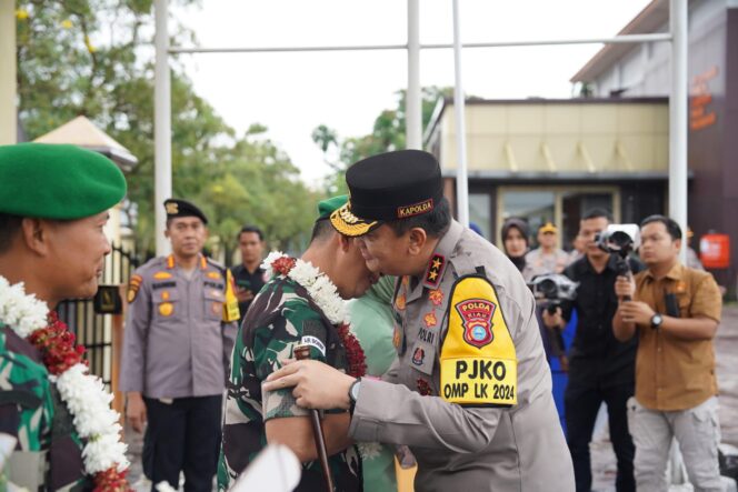 
					Pelepasan Brigjen TNI Dany, Diarak Pakai Baracuda, Dikawal Jendral Bintang Dua