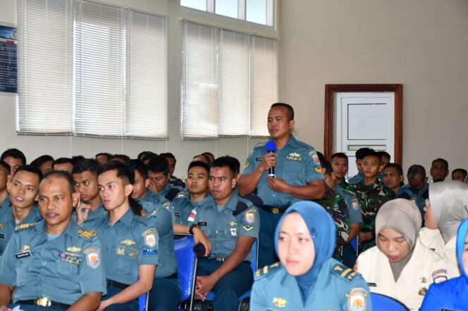 
					Wujudkan Netralitas TNI Jelang Pilkada 2024 dan Bahaya Judi Online, Lanal Sabang Laksanakan Jam Komandan