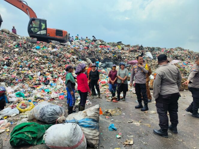 
					Sambangi Warga di TPA Sampah, Bentuk Komitmen Polsek Rumbai Wujudkan Pilkada Damai dan Kondusif