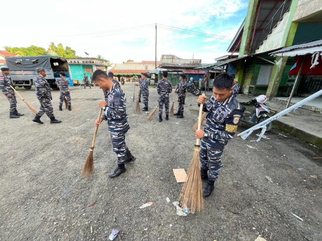 
					Tanam Mangrove Massal, Prajurit Lanal Simeulue Tutup Bhakti TNI AL Tahun Anggaran 2024 di Pantai Desa Linggi