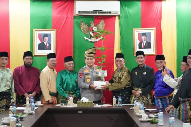 
					Kapolda Riau Laksanakan Kunjungan Silaturahmi ke Lembaga Adat Melayu Riau
