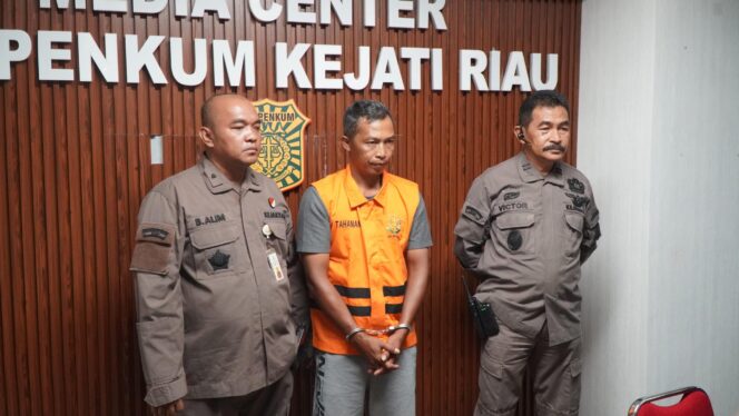 
					Tim Tabur Kejati Riau Amankan Buronan Kasus Korupsi Dana Desa