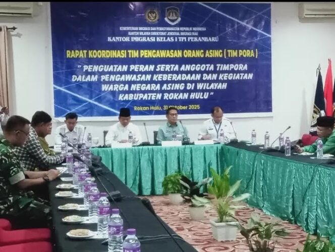 
					Wabup Syafaruddin Poti Hadiri Kegiatan TIMPORA Kanwil Direktorat Jendral Imigrasi Riau Sinergitas Pengawasan Orang Asing, Di Rokan Hulu Tiga Orang