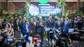 Menteri Koordinator Bidang Infrastruktur dan Pembangunan Kewilayahan Agus Harimurti Yudhoyono (keenam kanan) didampingi Menteri Investasi dan Hilirisasi/Kepala BKPM Rosan Roeslani (ketujuh kanan), Wakil Menteri Investasi dan Hilirisasi/BKPM Todotua Pasaribu (keenam kiri), Ketua Umum Kamar Dagang dan Industri (Kadin) Indonesia Anindya Novyan Bakrie (kelima kanan), bersama jajaran Wakil Ketua Umum Kadin Indonesia memberikan keterangan saat konferensi pers Indonesia International Sustainability Forum (ISF) 2025 di Jakarta International Convention Center (JICC) Senayan, Jakarta, Jumat (10/10/2025). Forum bertema Investing for a Resilient, Sustainable and Prosperous World itu menghadirkan sekitar 250 pembicara serta diikuti lebih dari 100 pebisnis dan filantropis untuk mendorong kolaborasi global dalam mempercepat transisi ekonomi berkelanjutan melalui investasi. ANTARA FOTO/Bayu Pratama S/sgd