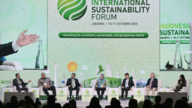 Panelis Deputi Bidang Koordinasi Infrastruktur Dasar Kementerian Koordinator Bidang Infrastruktur dan Pembangunan Kewilayahan (Kemenko IPK) Rachmat Kaimuddin (kiri) bersama CEO Standard Chartered Indonesia Donny Donosepoetro OBE (kedua kiri), Wakil Presiden ACWA Power Asia Tenggara Salman Baray (ketiga kiri) Direktur Ilmu dan Pengelolaan Daerah Aliran Sungai Danone Waters Nathalie Dorflinger (tengah), Direktur Pelaksana Risiko dan Keberlanjutan Danantara Lieng-Seng Wee (ketiga kanan), Direktur Global Urusan Publik, Kebijakan, dan Keuangan Biru, The Ocean Cleanup Montgomery Simus (kedua kanan) dipandu Moderator Dewan Eksekutif The Habibie Center Nadia Habibie (kanan) menyampaikan paparan pada Indonesia International Sustainability Forum (ISF) 2025 di Jakarta International Convention Center (JICC) Senayan, Jakarta, Jumat (10/10/2025). Dalam diskusi sesi panel pertama tersebut mengangkat tema Menjamin Air untuk Semua: Meningkatkan Air dan Akses Air Bersih. ANTARA FOTO/Sulthony Hasanuddin/sgd