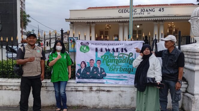 
					Berbagi di Depan Gedung Joang 45, PEWARIS Hidupkan Makna Puasa dan Solidaritas Sosial